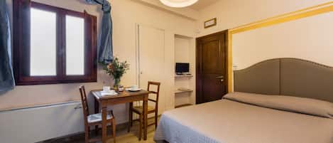 1 habitación, tabla de planchar con plancha, wifi gratis y ropa de cama