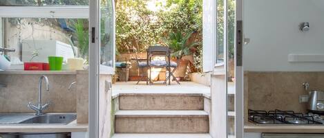 Fridge, coffee/tea maker