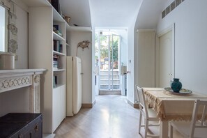 Dining - Central Station Garden Apartment (Roma)