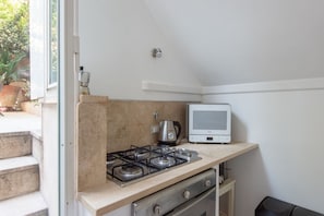 Kühlschrank, Wasserkocher mit Kaffee-/Teezubehör