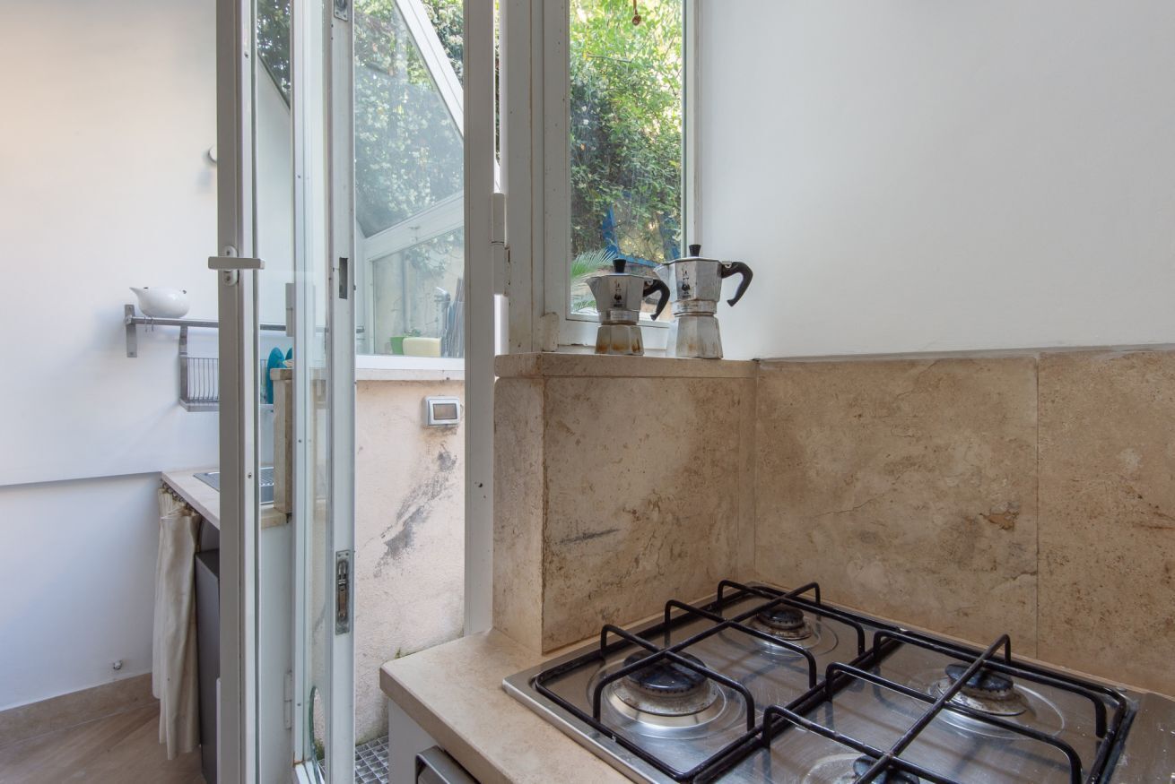 Fridge, coffee/tea maker