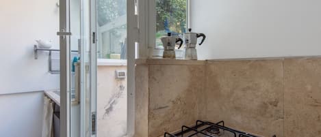 Fridge, coffee/tea maker