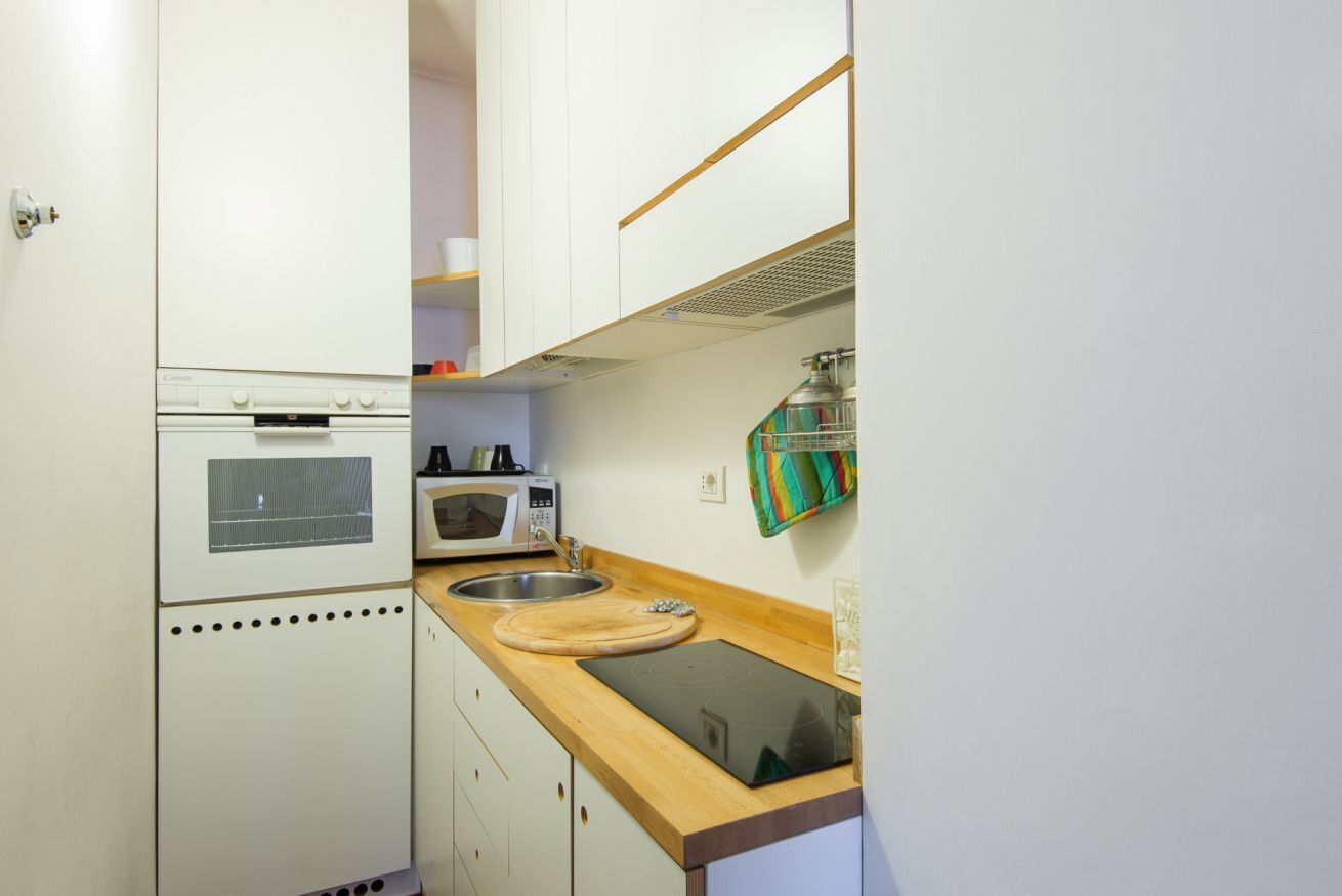 Fridge, microwave, oven, coffee/tea maker