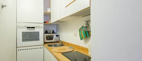 Fridge, microwave, oven, coffee/tea maker