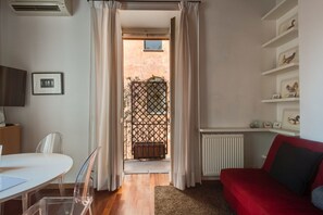 Living area - Spanish Steps Comfortable Loft (Roma)