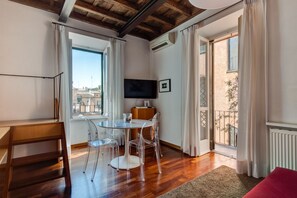 Dining - Spanish Steps Comfortable Loft (Roma)