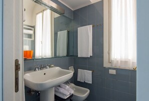 Shower, hair dryer, bidet, shampoo - Spanish Steps Comfortable Loft (Roma)