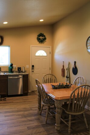 Dining - Full house situated in Sheridan, WY. (Sheridan)