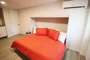 1 dormitori, caixa forta a l'habitació i escriptori 