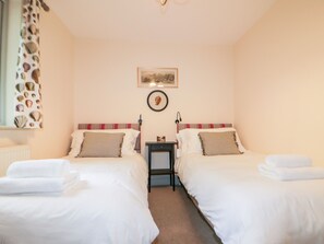 2 bedrooms, individually decorated, individually furnished, free WiFi - Pirata (St Austell)