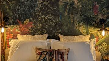 Kamar Romantis | Seprai Frette Italia, seprai premium, dan didekorasi berbeda-beda