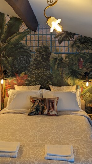 Romantic Room | Frette Italian sheets, premium bedding, individually decorated - La Galante  (Faugeres)