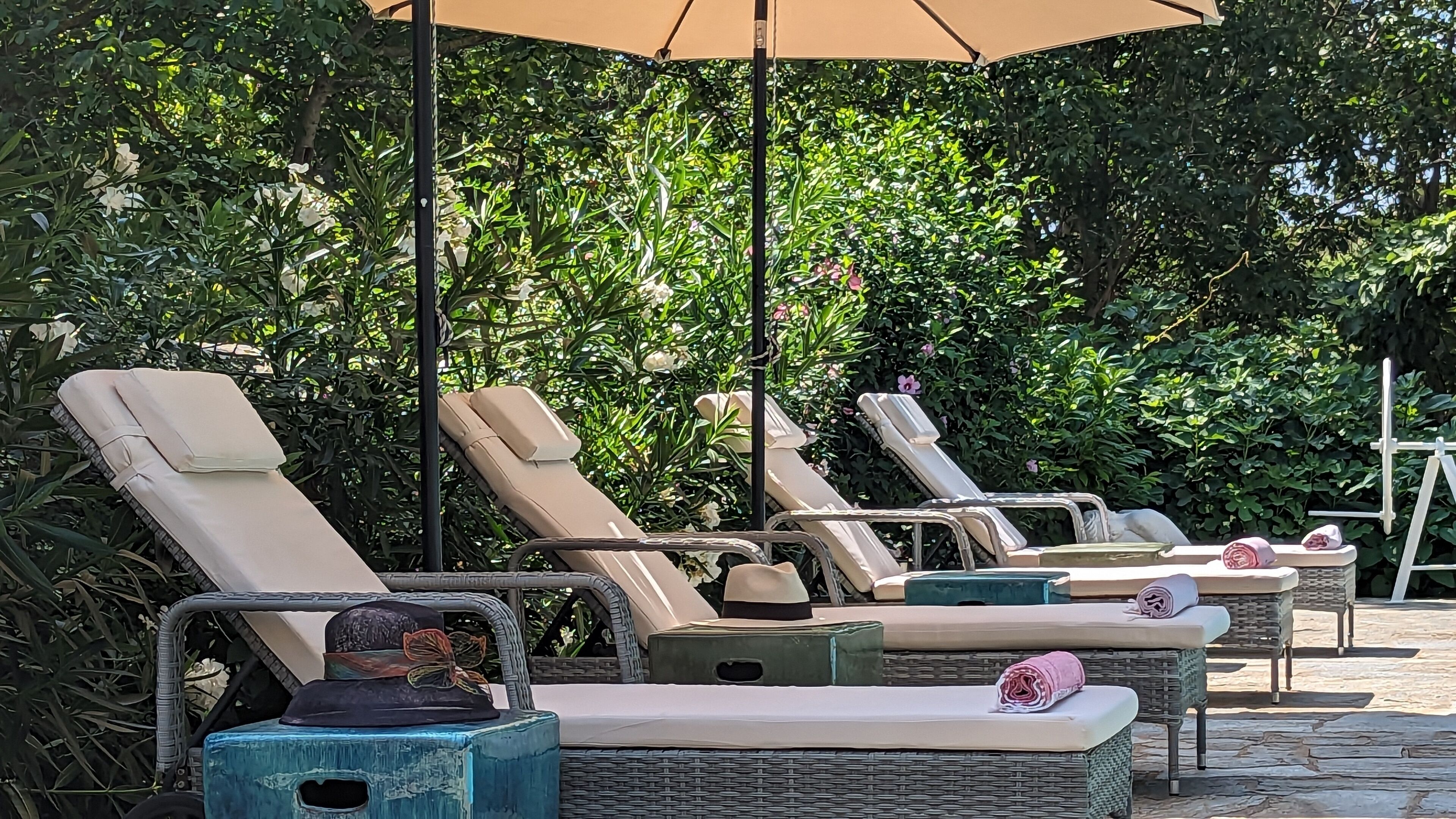 Hồ bơi ngoài trời phục vụ theo mùa, dù/ô trên bãi biển/hồ bơi 