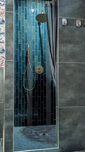 Deluxe-Zimmer | Badezimmer | Haartrockner, Handtücher, Seife, Shampoo