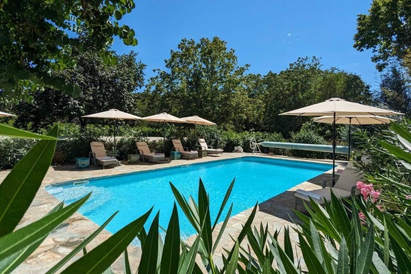 Piscina externa sazonal, guarda-sóis, espreguiçadeiras