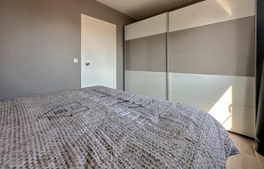 1 bedroom, travel cot, free WiFi, bed sheets