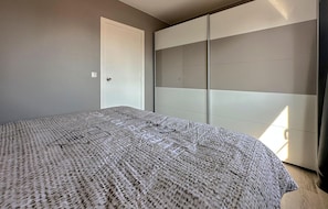 1 bedroom, travel cot, free WiFi, bed sheets