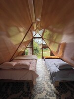 Muebles diferentes y ropa de cama