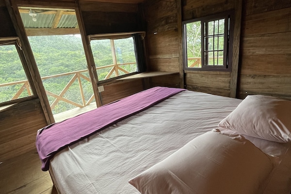 Muebles diferentes y ropa de cama