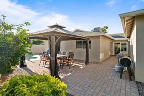 Outdoor dining - Luxury Scottsdale Home, walk to Old Town
 (Scottsdale)