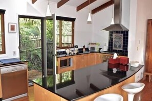 Fridge, microwave, stovetop, dishwasher