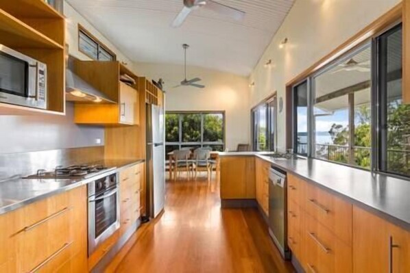 Réfrigérateur, micro-ondes, plaque de cuisson, lave-vaisselle