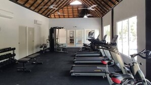 Ein Fitnessstudio mit Laufbändern, Ergometer und Krafttrainingsgeräten.