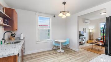 Klassiek appartement | Woonruimte | Een 40-inch flatscreentelevisie met digitale zenders