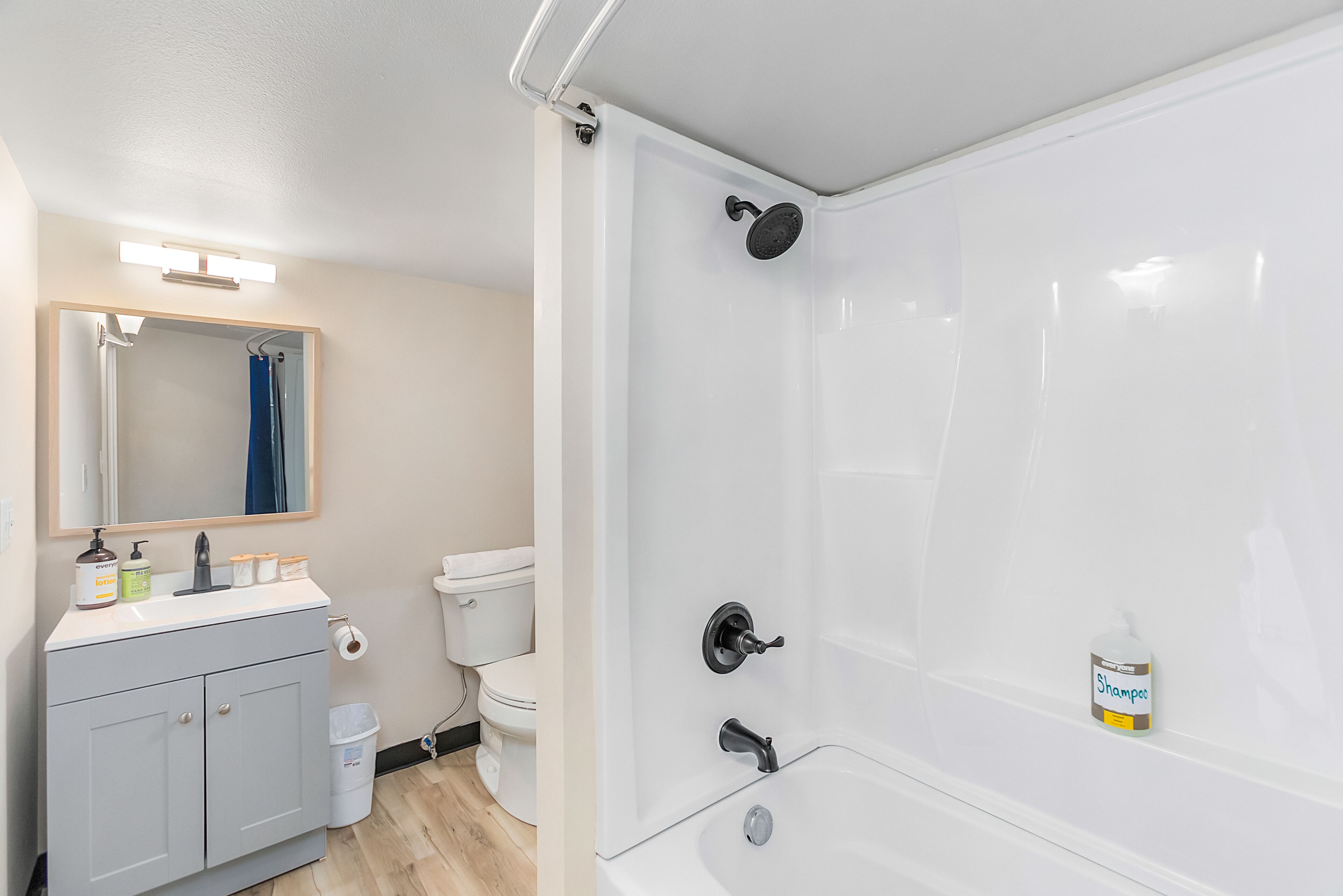 经典公寓 | 浴室 | 淋浴/盆浴组合、毛巾