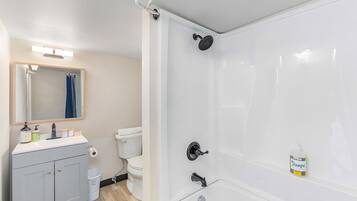 Klassiek appartement | Badkamer | Een bad/douchecombinatie, handdoeken