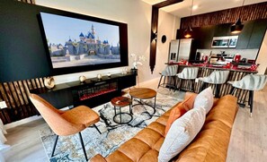 TV - BEAUTIFUL N CHARMING - THEME ROOMS - AMAZING DECORATION - 12 MINUTES FROM DISNEY (Kissimmee)