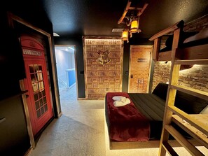 3 bedrooms, iron/ironing board, travel crib, WiFi - BEAUTIFUL N CHARMING - THEME ROOMS - AMAZING DECORATION - 12 MINUTES FROM DISNEY (Kissimmee)