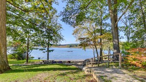 A lakeside park with picnic tables, a wooden deck, and a walking path. - South Salem Vacation Rental w/ Furnished Deck! (South Salem)