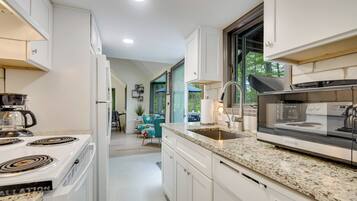 Réfrigérateur, four à micro-ondes, surface de cuisson, lave-vaisselle