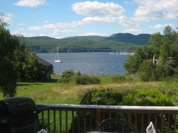 Property grounds - Cozy winter retreat + beautiful view + Indoor Outdoor Fireplace + Pool Table (Willsboro)