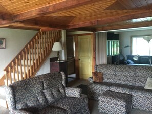 Smart TV, fireplace, stereo - Cozy winter retreat + beautiful view + Indoor Outdoor Fireplace + Pool Table (Willsboro)