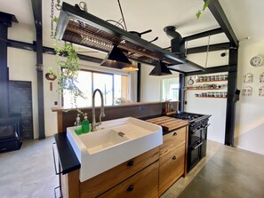 Private kitchen - Mount Arthur View modern cottage with garden, fruit trees & cat! (Redwood Valley)