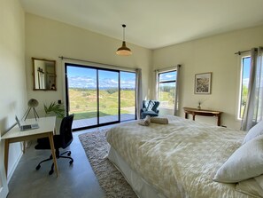 3 bedrooms, free WiFi, bed sheets - Mount Arthur View modern cottage with garden, fruit trees & cat! (Redwood Valley)