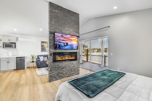 1 slaapkamer, een bureau, een strijkplank/strijkijzer, reisbedje