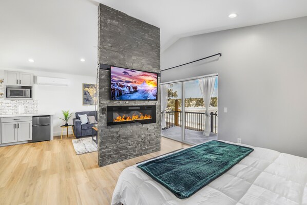 1 chambre, bureau, fer et planche à repasser, lit parapluie