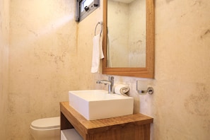 Serviettes fournies, savon, papier toilette