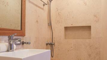 Toalhas de banho, sabonete, papel higiênico