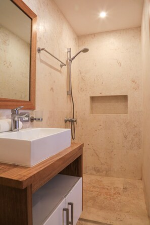 Toalhas de banho, sabonete, papel higiênico