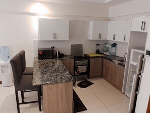 Kühlschrank, Mikrowelle, Wasserkocher, Mixer