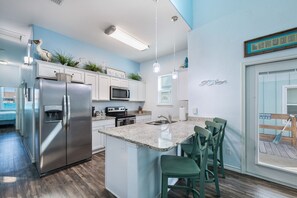 Fridge, microwave, oven, stovetop - Full Sail in Port Aransas! (Port Aransas)