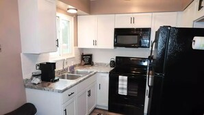 Private kitchen - Newly Renovated Home in Canton (Canton)