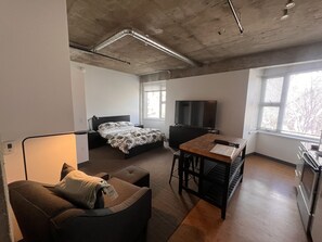 Strykjärn/strykbräda, wi-fi och sängkläder