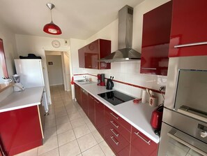 Kühlschrank, Mikrowelle, Geschirrspüler, Toaster