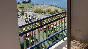 A balcony with a view of a lake, boats, and a distant mountain range. - Edificio San Jose Parque Guatape (Guatapé)
