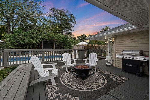 Backyard Oasis - Private Pool, gazebo, patio